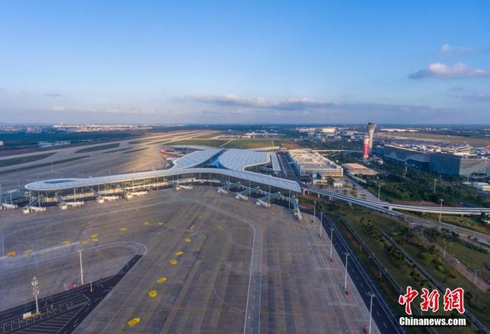 资料图：航拍海口美兰国际机场二期扩建项目。中新社记者 骆云飞 摄