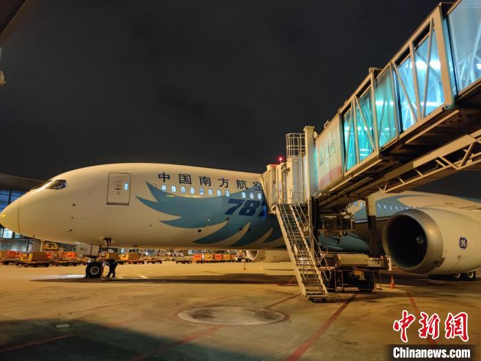 入境新政实施后全国首个落地国际航班抵达广州 南方航空 供图