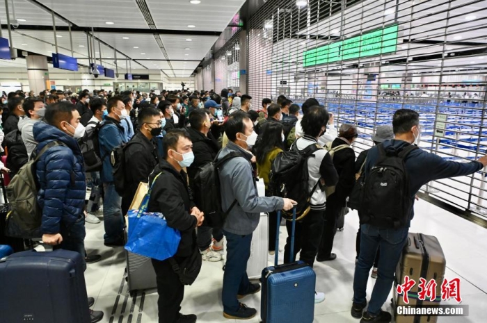 1月8日，香港与内地正式“通关”，大批旅客乘搭地铁从重开的落马洲站经口岸入境深圳。图为旅客等待正式“通关”一刻。 李志华 摄