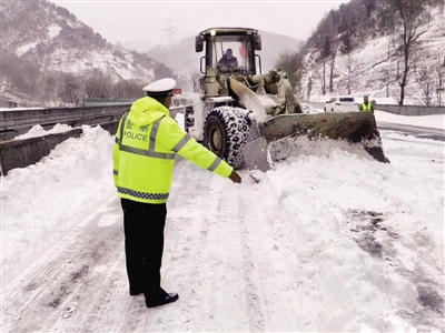 受降雪影响沪陕高速堵车 西安山区高速公路持续封闭