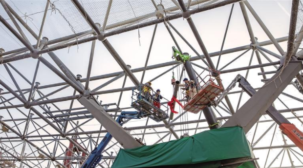 西安咸阳国际机场三期扩建工程东航站楼屋盖钢结构完成合龙