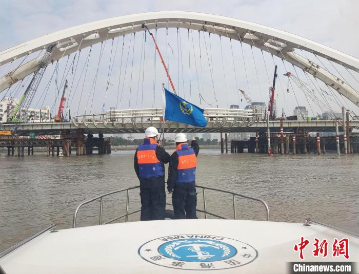 2022年春节期间，新典桥施工场景。　宁波海事局供图