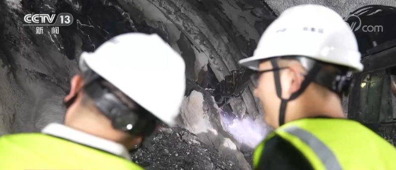 过年 | 建设者扎根川西北高原隧道 争分夺秒抢抓工期