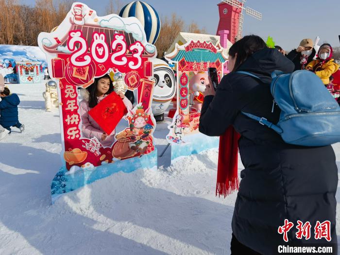 图为游客在北京陶然亭公园雪场游玩。味足　北京市公园管理中心供图