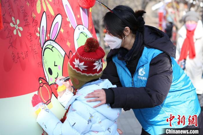 图为小游客在北京紫竹院公园书写新春祝福。　北京市公园管理中心供图