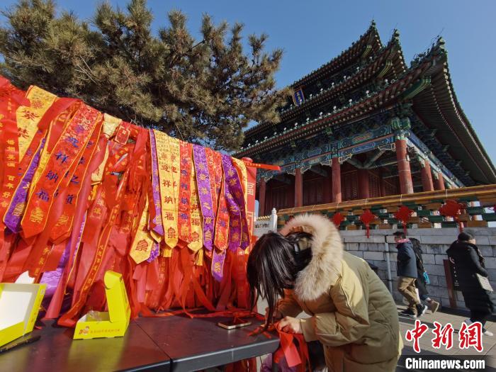 图为游客在北京景山公园书写新春寄语。　北京市公园管理中心供图