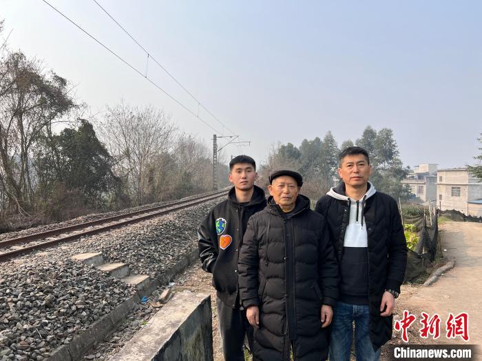 三代铁路人与成昆铁路合影。　受访者杨平供图