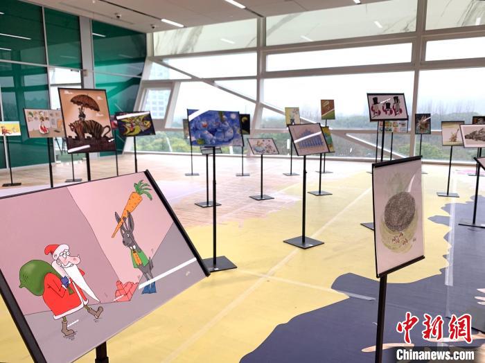 “兔——生肖艺术大展”在上海图书馆东馆展出。　王笈 摄