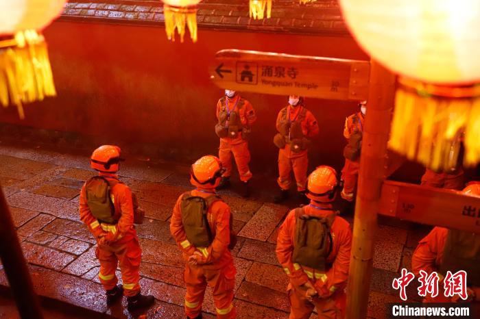 在鼓山风景区涌泉寺里，身穿“橙红”救援服的森林消防员正在执勤。　安海鹏 　摄
