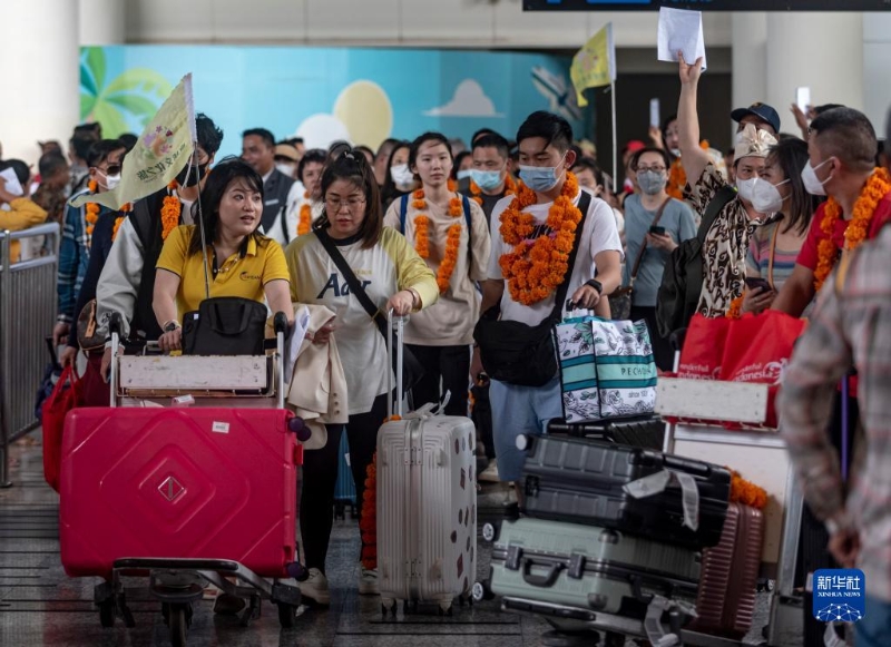 印尼巴厘岛举行仪式欢迎2023年首个中国游客包机抵达