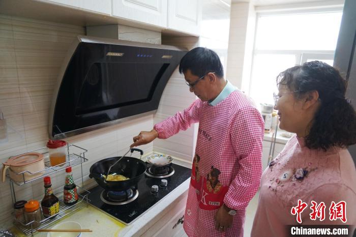 图为台商陈志明正在制作台湾美食菜脯蛋。台商　马铭言 摄