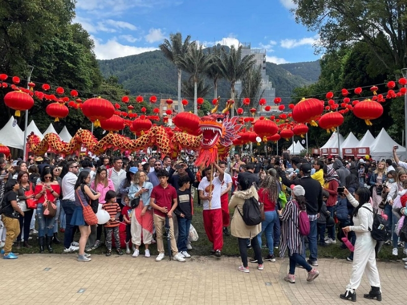 气氛喜庆的春节庙会现场。中国驻哥伦比亚使馆供图