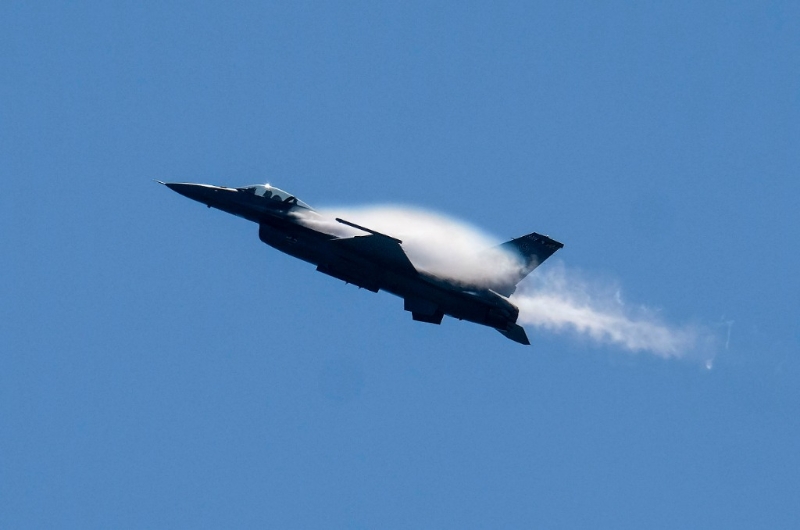 2017年9月30日，一架F-16战机参加在美国加利福尼亚州奥兰治县举行的亨廷顿海滩飞行表演。