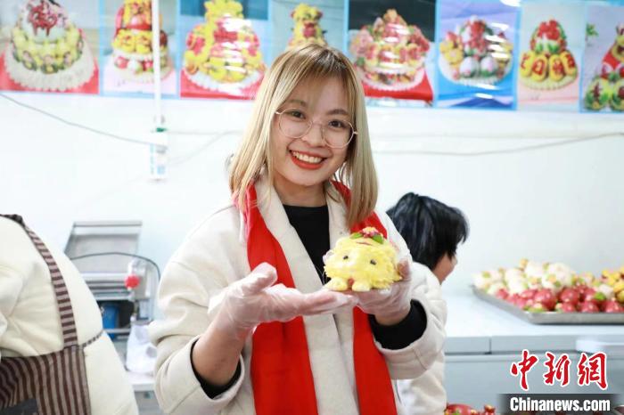 外国留学生的中国年“初体验”：饺子可口、年味儿浓