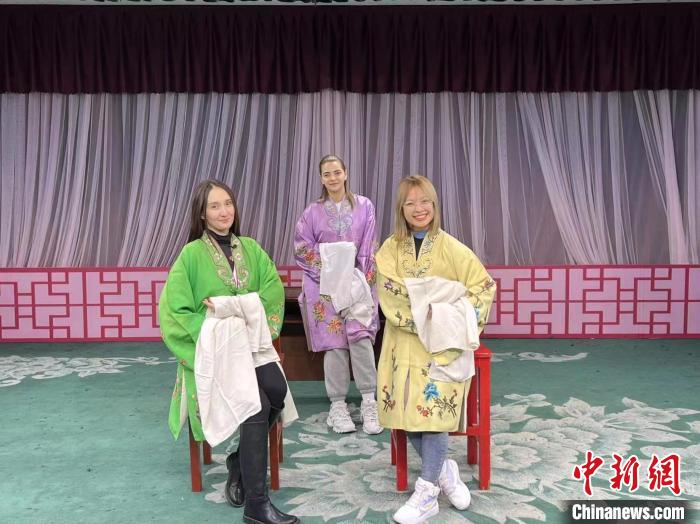 阮氏草(右一)等留学生体验中国传统戏曲服饰。　由受访者供图