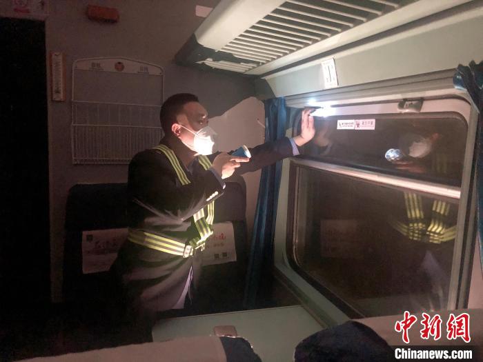守车人员正在检查列车上的车窗 广九客运段 供图