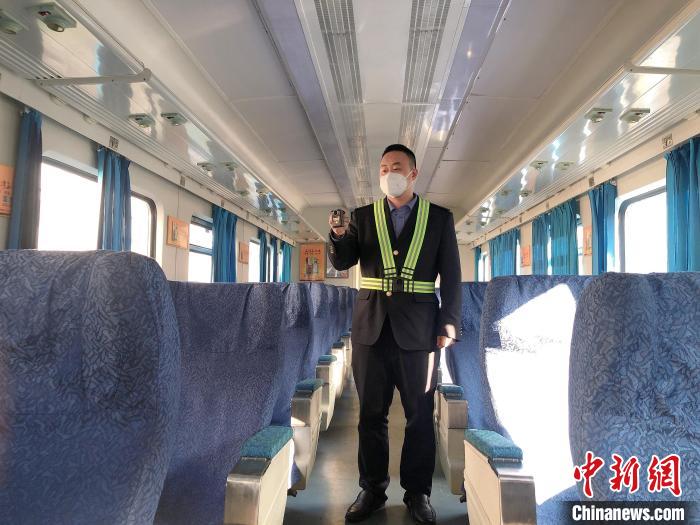 守车人员正在列车上巡视 广九客运段 供图
