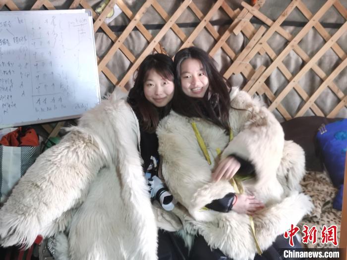 图为台湾青年在蒙古包内穿蒙古族皮袄。　李爱平 摄