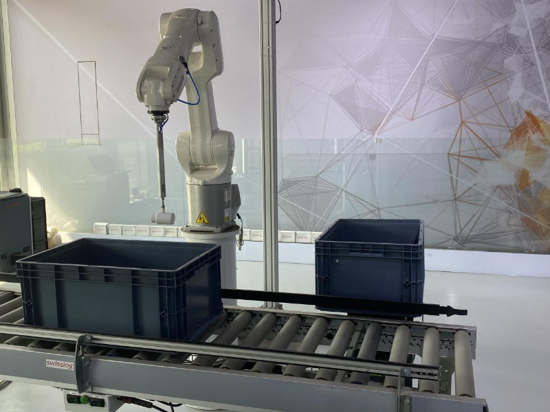 在佛山市顺德区，库卡机器人（广东）有限公司展厅内机器人展示自动化物流服务。