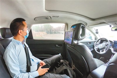 　　一名乘客在北京经济技术开发区体验无人驾驶车。数字