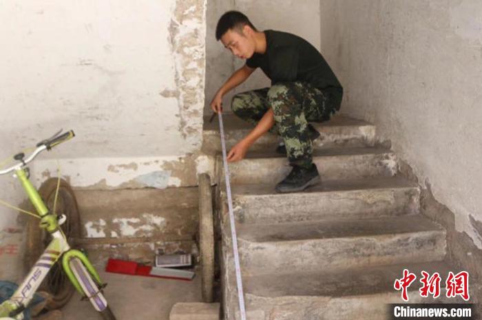 2018年9月，官兵中队司务长张伟波为刘玉珍家的楼梯安装护栏。　武警重庆总队执勤第四支队 供图