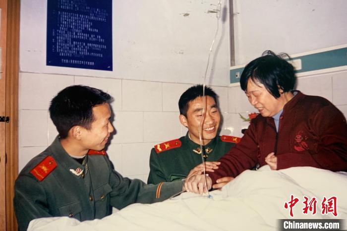 2006年，中队官兵在医院看望正在住院的刘玉珍。　武警重庆总队执勤第四支队 供图