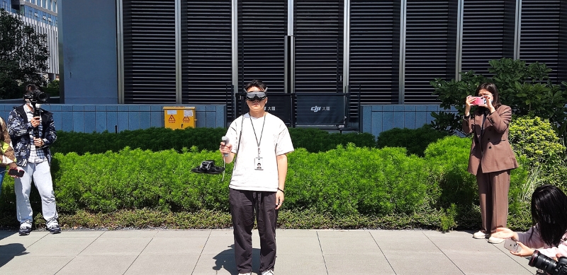 工作人员展示大疆的深圳无人机+VR系统。人民网记者 孙博洋摄
