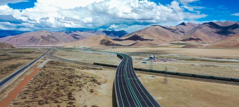 新华全媒+|车轮子转起来，钱袋子鼓起来——公路建设不断畅通西藏经济发展“微循环”
