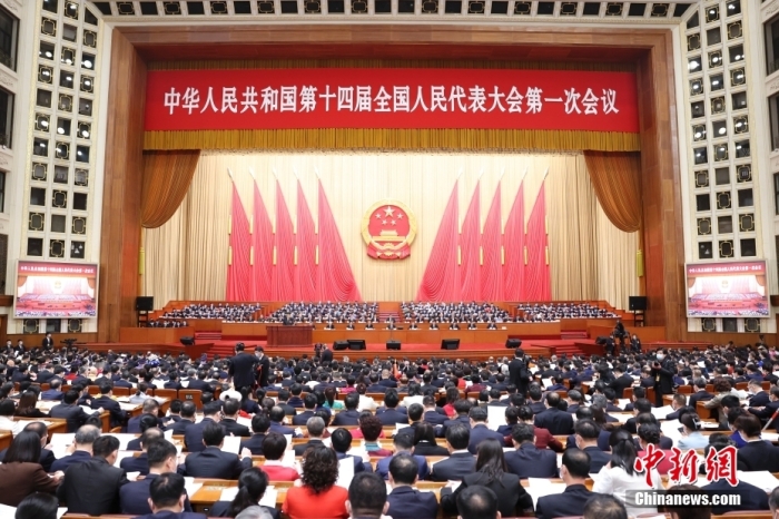 3月5日，人民第十四届全国人民代表大会第一次会议在北京人民大会堂开幕。见开局<a target='_blank' href='/'>中新社</a>记者 盛佳鹏 摄