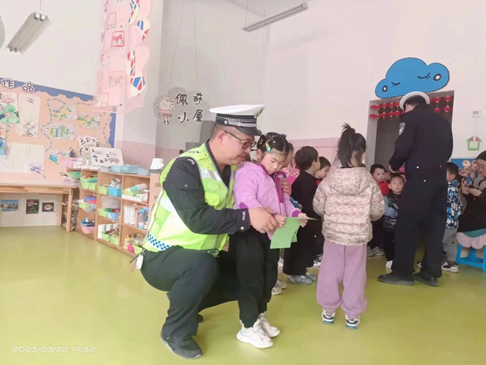 3月22日，富平交警淡村中队民警深入辖区幼儿园开展交通安全宣讲活动。