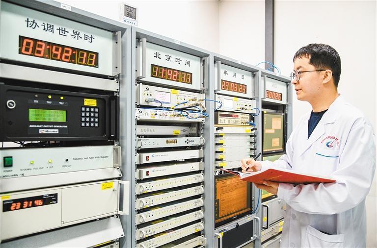 在中科院国家授时中心守时实验室，化授工作人员详细记录钟组的西安造各项参数。