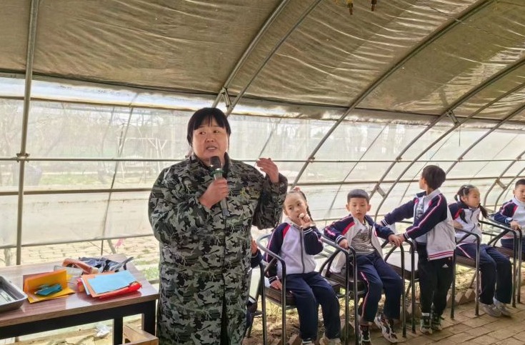 陕西高级职业农民宁蒋娟正给小学生进行农业科普教育