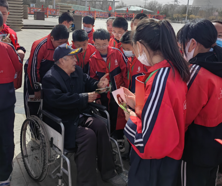 83岁的王艾甫给孩子们讲述革命故事。