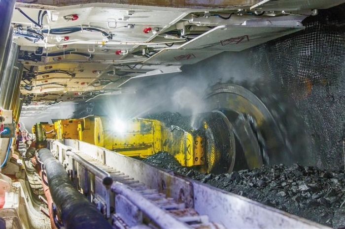 巴拉素煤矿2102综采工作面。项目通讯员 吴笑啸摄