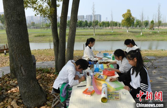 图为：多名小学生在灵粮农场写生创作。　王刚 摄