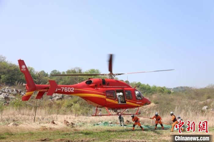 工作人员准备登上直升机。　国网浙江超高压公司供图