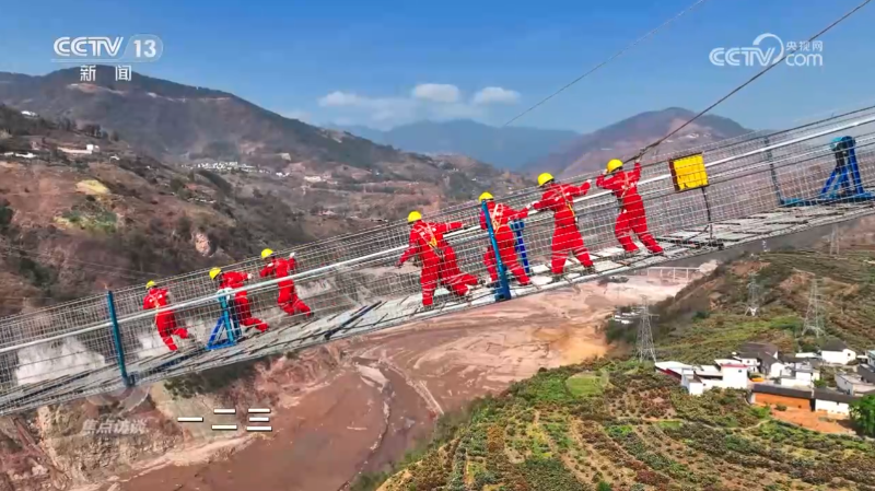焦点访谈：中国路 峡谷“天路”