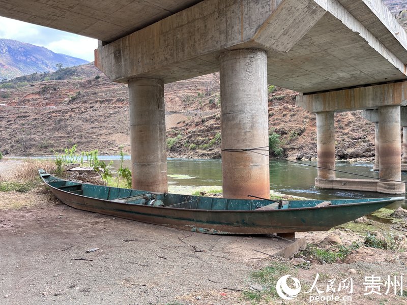 海元村曾经的渡船停靠在桥底下。人民网 陈洁泉摄
