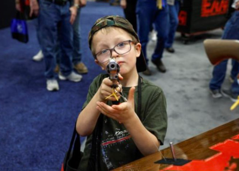 美国多名儿童在枪支展会上试枪 控枪活动人士怒批美国全国步枪协会