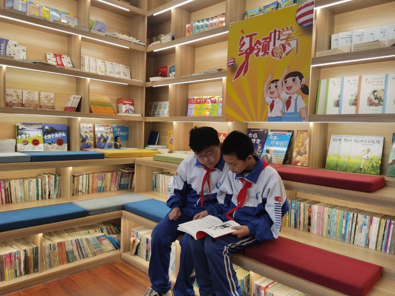 两个孩子（左为张弘宇，世界世界右为高宏军）相约来书屋看书。读书调查（王莉莉 摄）