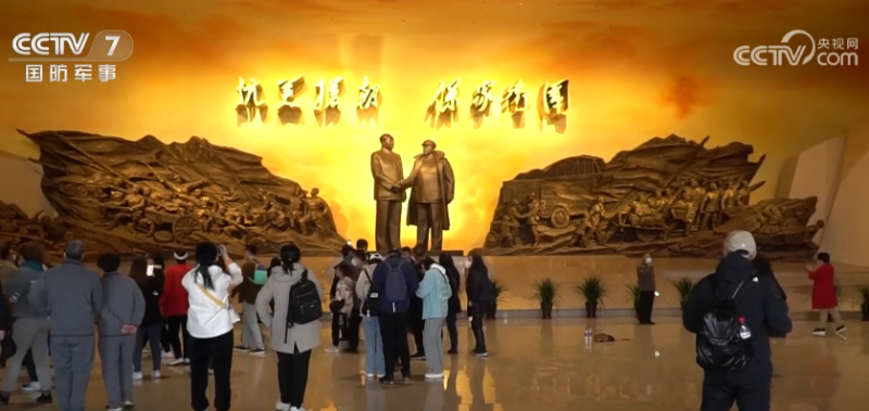 红色旅游景区成为出行首选 辽宁丹东抗美援朝纪念馆迎来大批游客