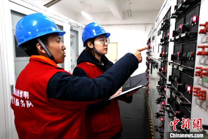 图为供电人员正在检查设备。　国网山西省电力公司供图