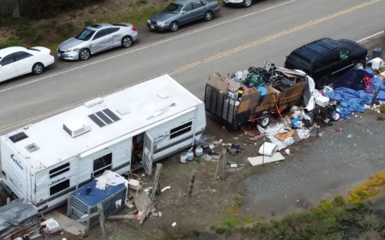 美加州公路被流浪汉占领：露宿营地长达3公里 成尸体、毒品藏纳地