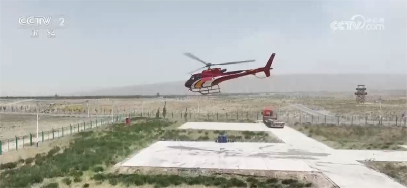 乘着直升机飞越昆仑 鸟瞰位于新疆的壮美山河