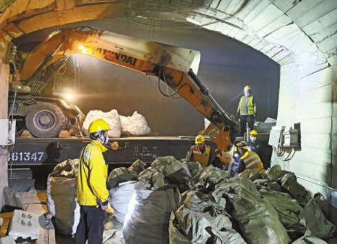 中国铁路西安局集团工作人员对永寿梁隧道基础设备进行整治