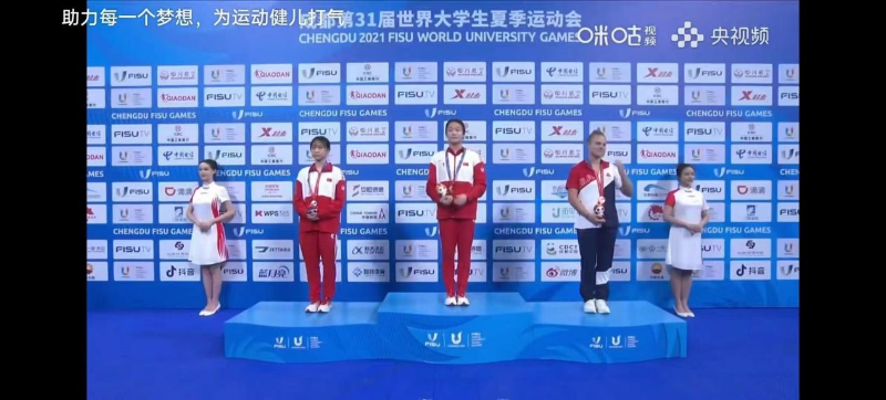 陕西跳水新秀、西安体育学院2020级学生王壹（领奖台左一）领奖