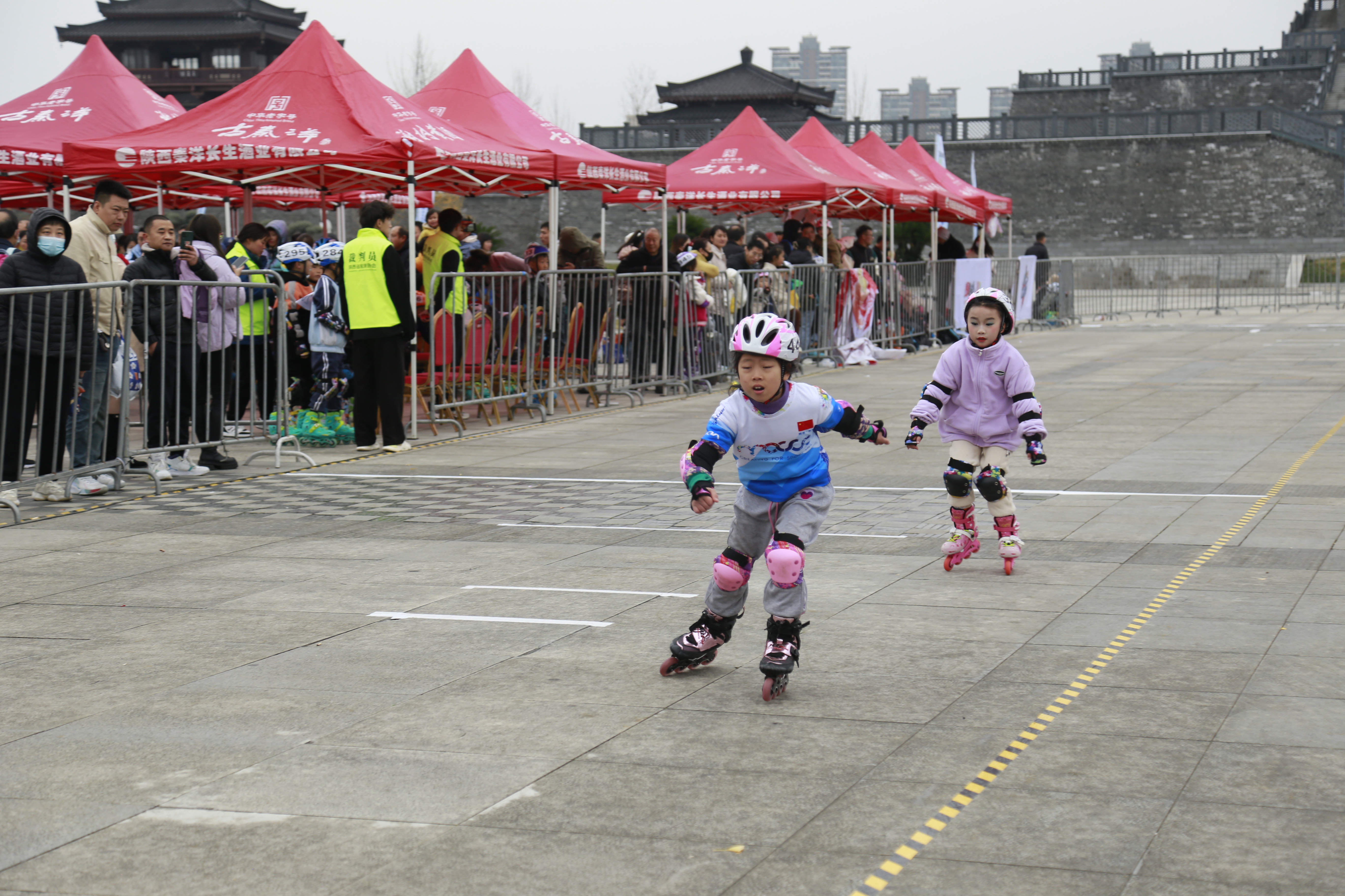 汉中市第一届轮滑公开赛开赛 500余名青少年上演“速度与激情”