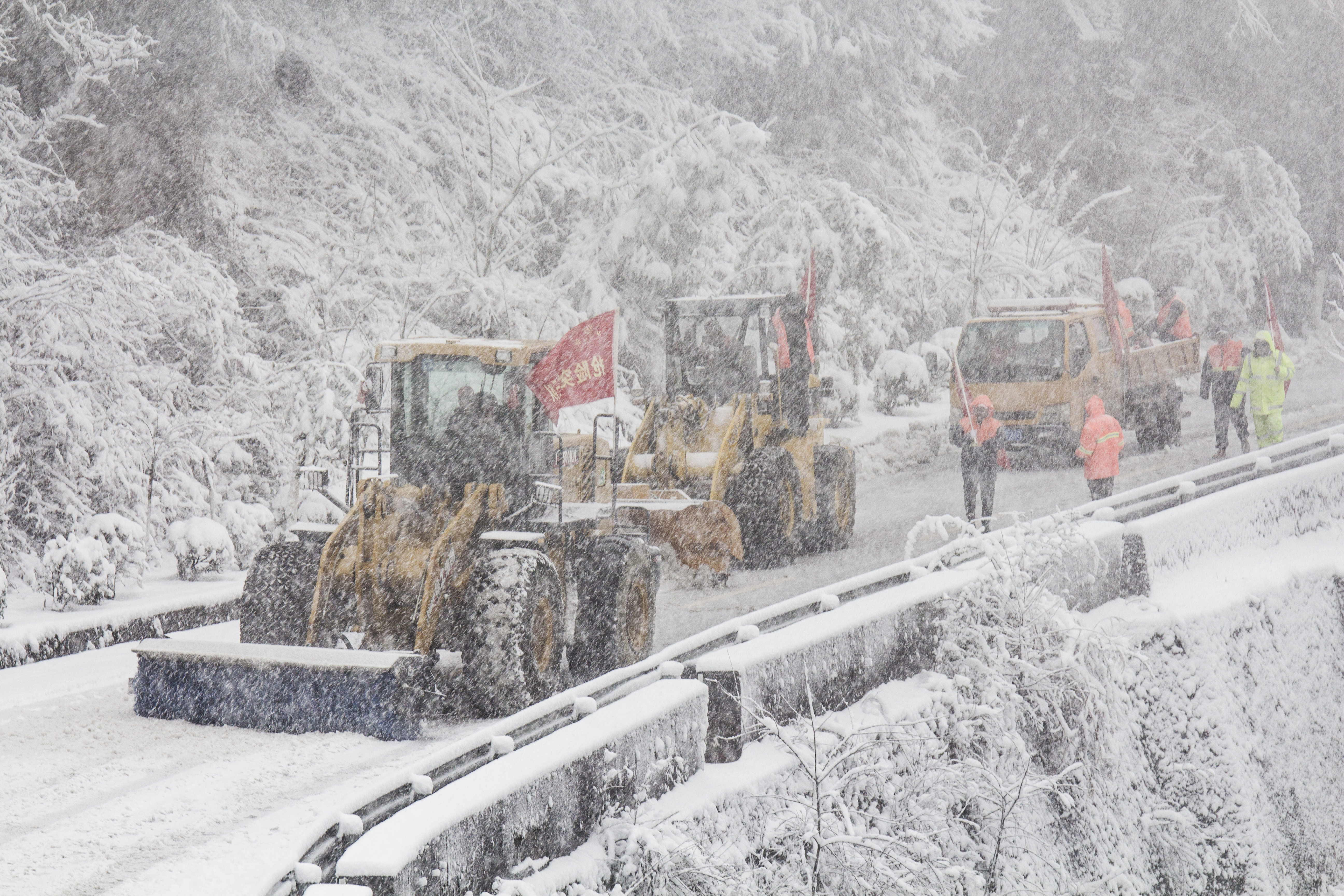 汉中市公路局南郑公路段紧急出动除雪保畅