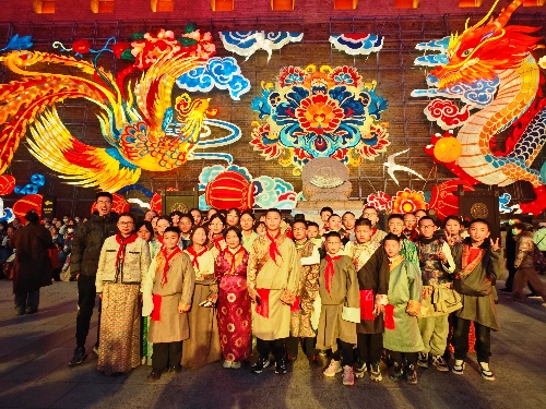 登城墙 赏花灯 品年味 暖心行——浐灞第一中学西藏班学生在西安暖心过年