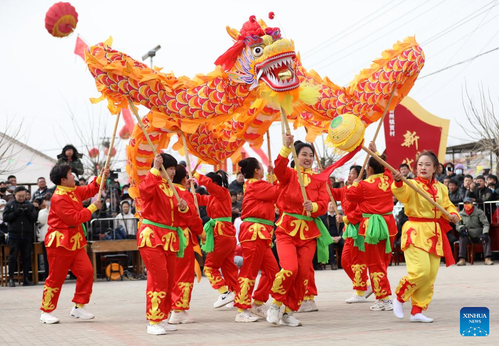 Lantern dragon dance performed to greet upcoming Lantern Festival across China